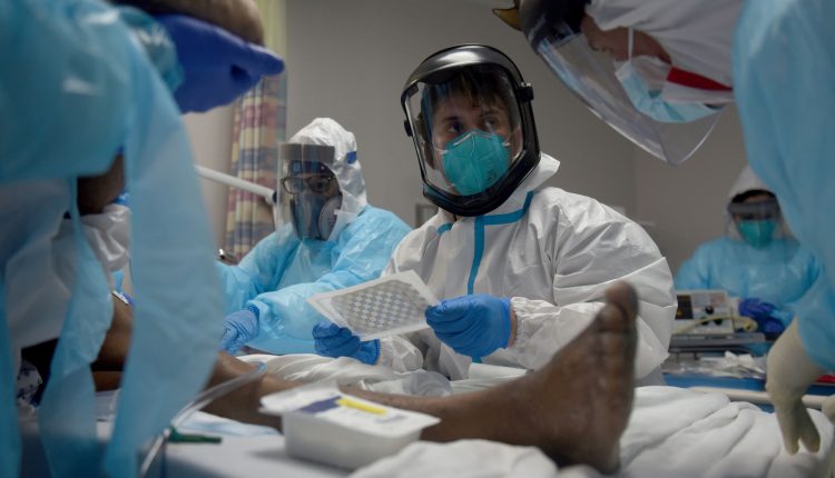 According to the CDC, the new Covid strain in the USA could put a strain on "heavily polluted" hospitals

