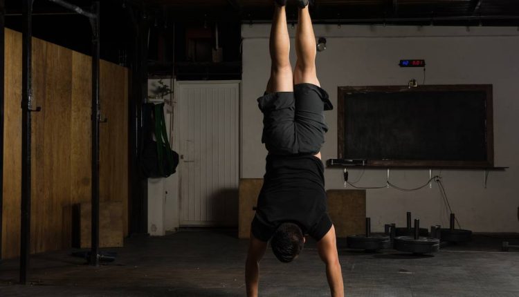How to learn a handstand and fall less

