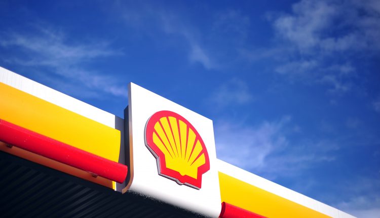 Shell reports a sharp drop in full year earnings and increases dividend

