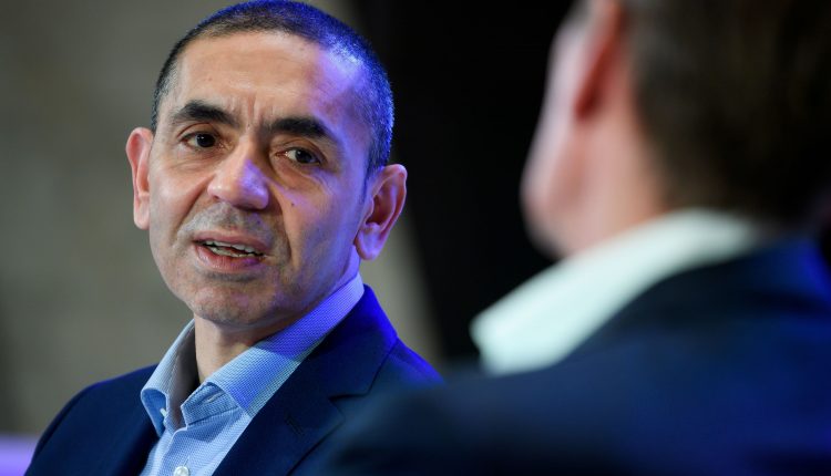 The confident shot of the CEO of BioNTech counteracts the strain on India

