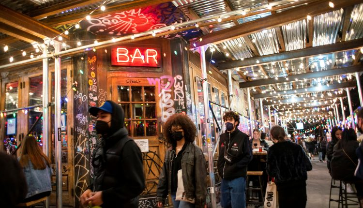 New York ends the restaurant curfew and allows bar seating in NYC from May

