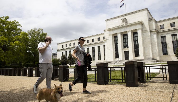 The Fed warns of possible “significant declines” in stocks if valuations rise

