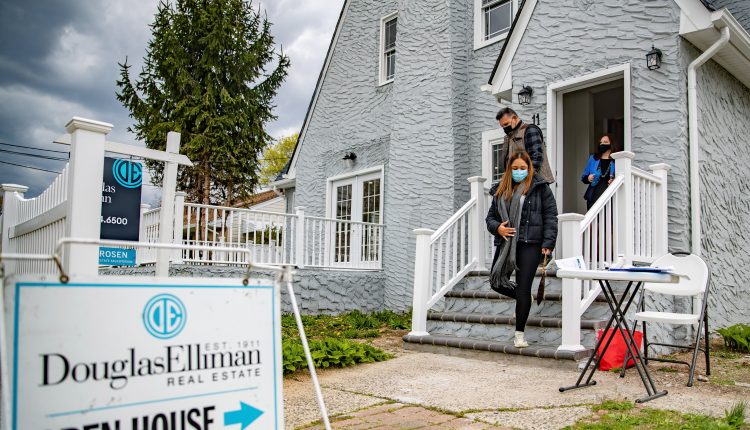 Homebuyers are getting bigger and bigger mortgages as home prices rise

