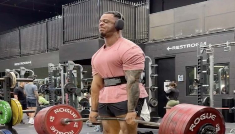 Jamal Browner logs a monster 426.4-kilogram (940-pound) raw deadlift in conventional stance

