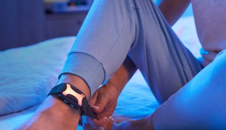 This little bracelet will help you fall asleep faster and longer

