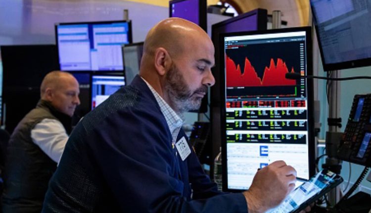 Government bond yields continue to fall on signs of economic contraction

