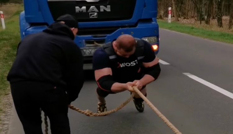 Mateusz Kieliszkowski tows a 32-ton truck as the return of the world's strongest man nears


