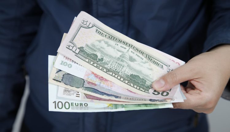 The monetary policy decisions of the central banks diverge

