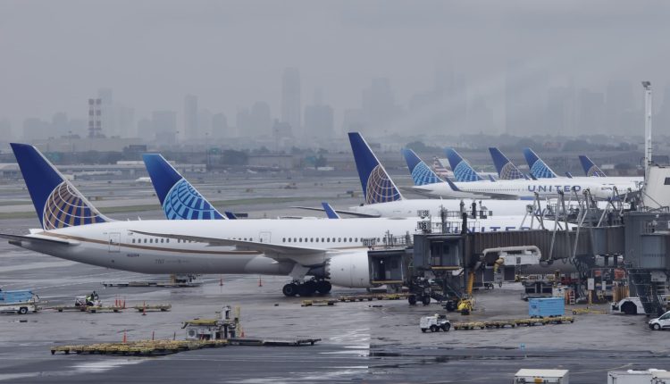 United is giving travelers affected by delays a gift of 30,000 frequent flyer miles


