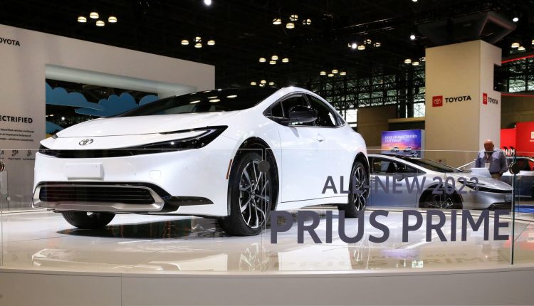 Automakers turn to hybrids in the middle of the EV transition