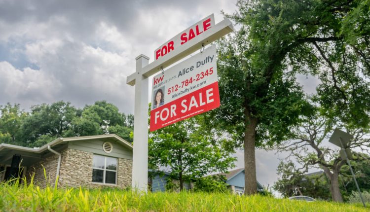Faced with high prices and mortgage rates, homeowners feel “stuck”

