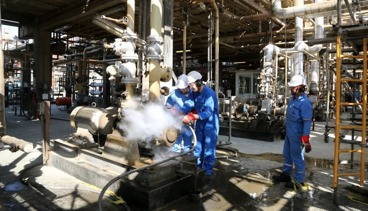 WTI and Brent record a small weekly gain

