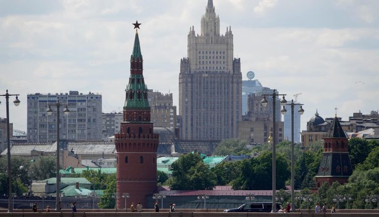 The Russian central bank raises the key interest rate to 21% to curb higher-than-forecast inflation

