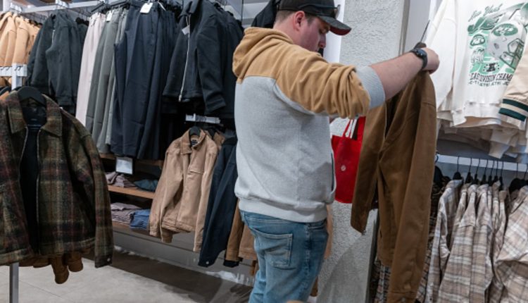 Consumer confidence is rising as the election approaches; Job vacancies are decreasing

