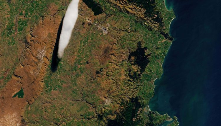 An otherworldly cloud over New Zealand

