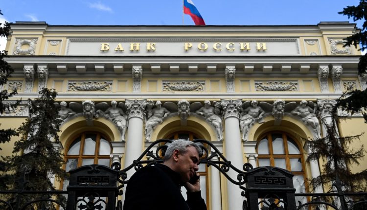 The Russian central bank surprises the markets by keeping the key interest rate at 21%

