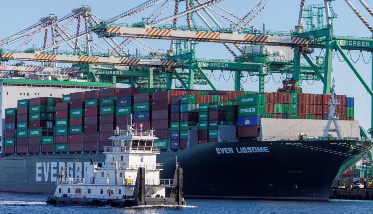 Port of Los Angeles sees the shipping volume next week by 35%when tariffs bite

