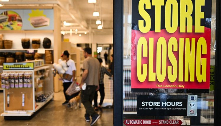 Fed 'beige book' Economic Report cites falling growth, rising prices

