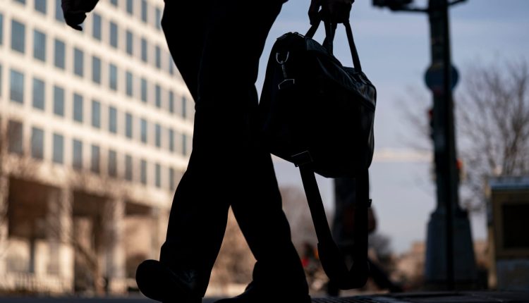 The controversial July JOB report confirms that the US economy slow

