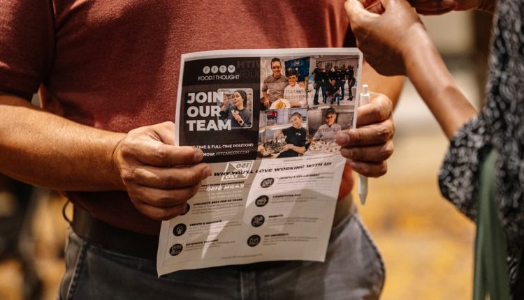 The salary bills rose by 22,000 in August in August to slow down the attitude

