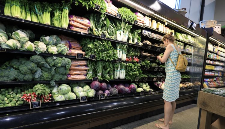 Consumer prices rose in August with an annual price of 2.9%because the weekly unemployment claims jump

