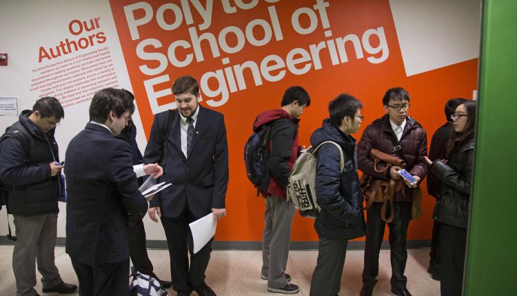 The slowdown of the labor market hit the latest college graduates

